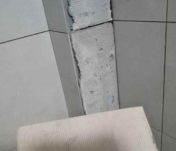 大方瓷砖空鼓维修公司分享下厨房瓷砖脱落的补救措施。